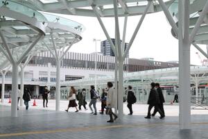 バスターミナルの開業を控えたJR新潟駅。31日には駅の南北がバス路線でつながる=29日、新潟市中央区