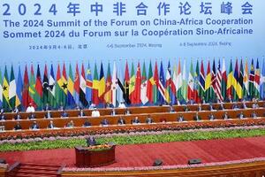 2024年9月、開幕した中国アフリカ協力フォーラム首脳会合。手前は演説する習近平国家主席=北京の人民大会堂(共同)