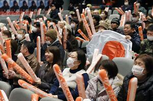 パブリックビューイング会場に集まり、平野歩夢選手を応援する市民ら＝１２日、村上市田端町