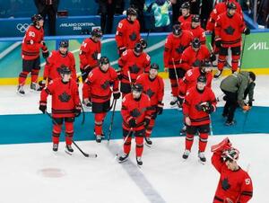 　延長の末、米国に敗れて肩を落とすカナダの選手たち＝ミラノ（共同）