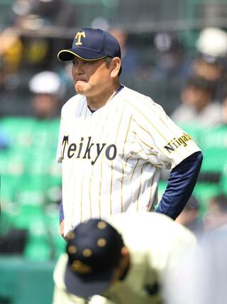 東北－帝京長岡　１－５で敗れ、悔しそうにグラウンドを見つめる帝京長岡の芝草宇宙監督＝２３日、阪神甲子園球場
