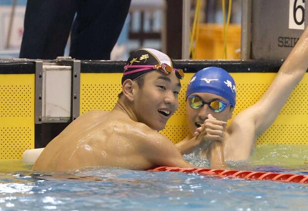 男子２００メートル個人メドレー決勝　県県高校記録を更新して優勝した、長岡大手の根岸歩夢（左）＝ダイエープロビスフェニックスプール
