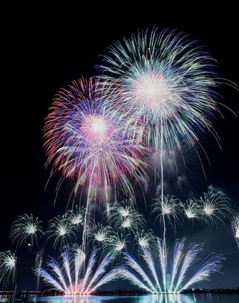 夜空を華やかに彩った阿賀野川ござれや花火＝２５日、新潟市北区