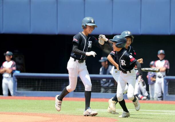 両川ー今町ふたば　３回両川、２打席連続ランニング本塁打を放った山森陽人（左）がチームメートと喜ぶ＝エコスタ