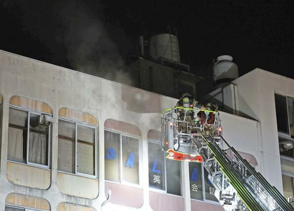 黒煙が上がる現場＝長岡市東坂之上町２