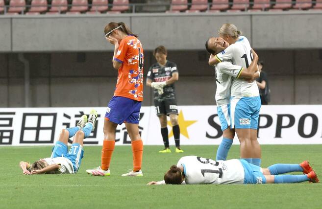 試合終了後、肩を落とすＤＦ横山笑愛＝ビッグスワン