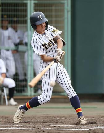 五泉－帝京長岡　４回帝京長岡１死三塁、松岡龍生が右中間に適時二塁打を放ち２－０＝三条パール金属スタジアム