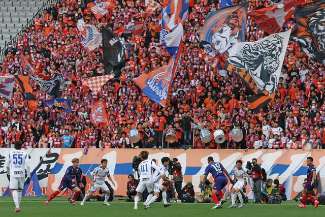 敵地で迎えた最終戦に詰めかけた大勢のサポーターの前でプレーするＤＦ堀米悠斗ら新潟選手＝味の素スタジアム