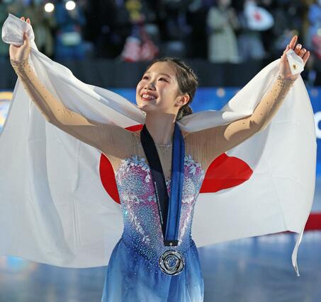  表彰式で場内を１周し観客の声援に応える中井亜美＝ＩＧアリーナ