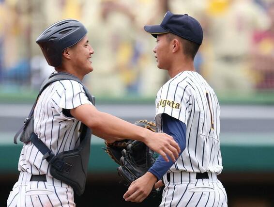 帝京長岡－星稜　９安打を浴びたが１失点完投した帝京長岡のエース工藤壱朗（右）が捕手松本覇と抱き合う＝富山市民球場