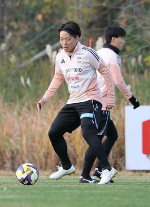 柏戦に向け練習するＭＦ高木善朗。今季限りで退団するため、新潟での最後のホーム試合に臨む＝聖籠町
