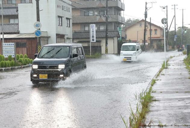 大雨で冠水した道路＝７月２５日午前８時半ごろ、新潟市中央区下所島２