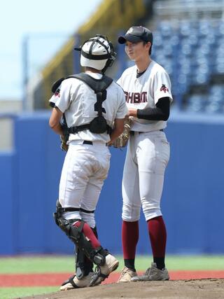 北越－新発田　１回、ピンチを招きマウンドで言葉を交わす新発田の先発川邊希星（右）と捕手金子友風＝２０２５年７月１９日、新潟市中央区長潟のハードオフ・エコスタジアム