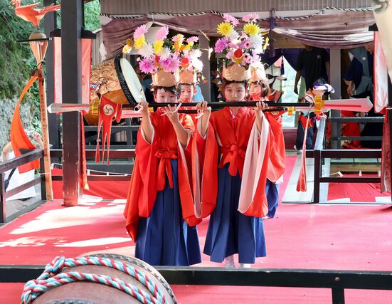 根知山寺の延年で披露された鉾の舞＝糸魚川市山寺
