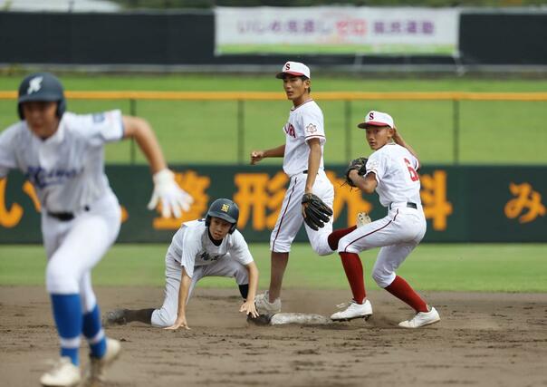3回無死一・二塁のピンチをトリプルプレーで切り抜ける村上桜ケ丘の遊撃手・斎藤遼太郎(右)、二塁手・小田詠大