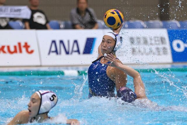 水球　日本選手権　女子３位決定戦　浦映月がシュートを決める＝６月８日、横浜国際プール