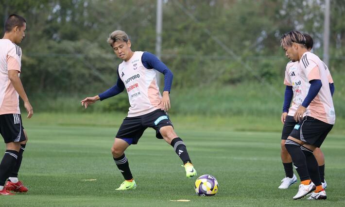 J1第31節名古屋戦の前日練習に臨むアルビレックス新潟のFW谷口海斗(中央)=22日、聖籠町