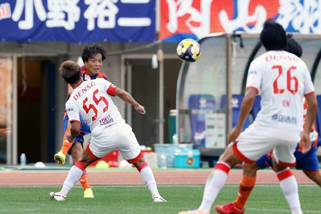 前半、MF高木善朗(33)がクロスを上げる=デンカビッグスワン