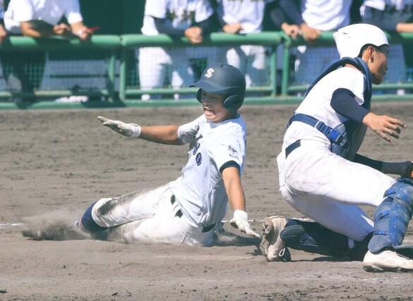 三条－日本文理　５回裏、三条１死二塁、適時打で二走の渡邊隼矢が三塁まで進み、打った坂井が一、二塁間で挟まれた間をついて渡邊隼矢が本塁へ生還。一矢報いる。１－１４＝９月１６日、長岡市悠久山球場