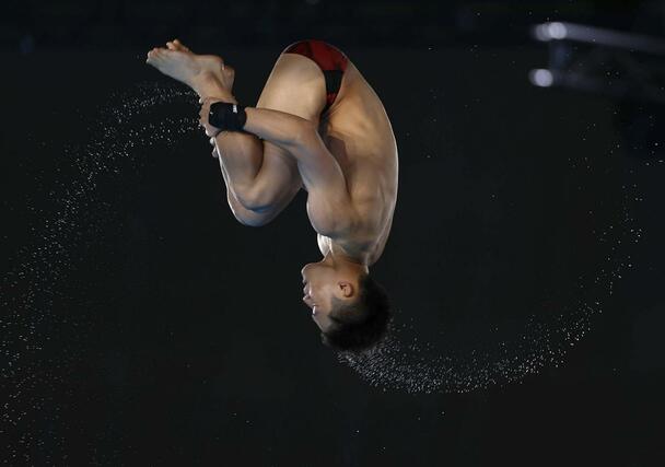 男子高飛び込み決勝　演技する玉井陸斗＝パリ郊外（共同）