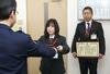 特殊詐欺の被害を防ぎ、感謝状の贈呈を受ける神田町郵便局の渡邉朋子さん(中央)と横山義克さん(右)=燕署