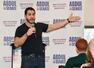 　集会で演説するアブドゥル・エルサイド氏＝４月、米ミシガン州デトロイト（共同）