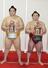 ２０１９年７月の名古屋場所で初の技能賞を獲得した炎鵬（右）。隣は同じく技能賞の遠藤（現北陣親方）＝ドルフィンズアリーナ