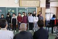 佐渡市・行谷小で最後のトキ授業　関係者を招き学習成果を披露、新穂小と統合後も解説に意欲