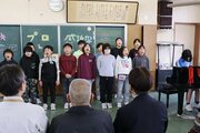 佐渡市・行谷小で最後のトキ授業　関係者を招き学習成果を披露、新穂小と統合後も解説に意欲