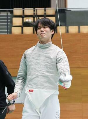 　男子サーブルで優勝し、喜ぶ谷下尚弥＝東京都港区ＳＣ