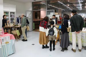 三条市で新しく開業した人が集まり、初めて開催した「まちの新しいお店屋さん いろんなお店が大集合!!」=三条市元町