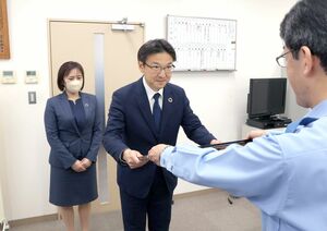 感謝状を受け取る第四北越銀行燕支店長の中上貴久さん(中央)と服部桃子さん=燕署