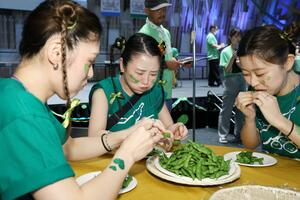 一心不乱に枝豆を口に頬張る出場者=7月21日、長岡市大手通1