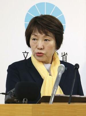 記者会見する阿部文科相=13日、文科省