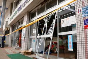 爆発で割れた商業施設のガラス=13日午後1時53分、新潟市