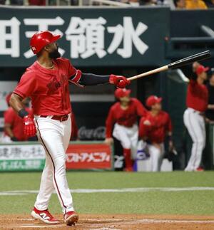 　４回、左越えに３ランを放つ広島・ファビアン＝みずほペイペイドーム