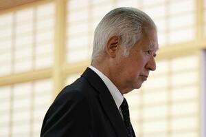 記者会見を終え、引き揚げる森英介衆院議長=8日、衆院議長公邸
