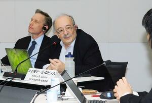 世界の再生可能エネルギー導入の情勢などについて語るエイモリー・ロビンス氏（右）＝１２日、東京