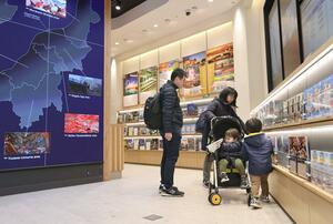 リニューアルオープンした新潟市観光案内センター=3月1日、新潟市中央区花園1