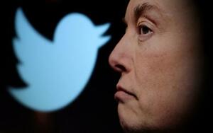 ツイッターのロゴとイーロン・マスク氏=2022年10月(ロイター=共同)