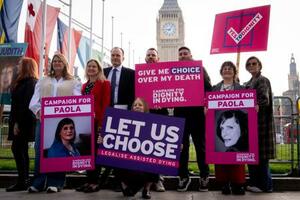 　英国の「安楽死」法案を支持して集まる人々＝３月、ロンドン（Ａａｒｏｎ　Ｃｈｏｗｎ／ＰＡ提供、ＡＰ＝共同）