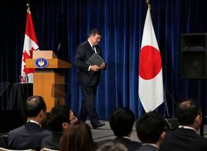 カナダ・カルガリーで行われた記者会見を終えた石破首相=17日(共同)