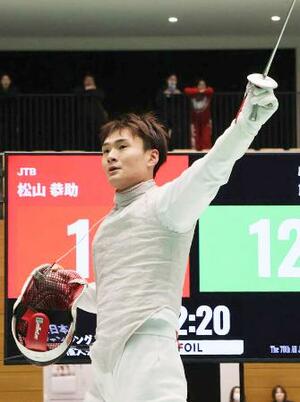 　男子フルーレで優勝し、喜ぶ松山恭助＝東京都港区ＳＣ