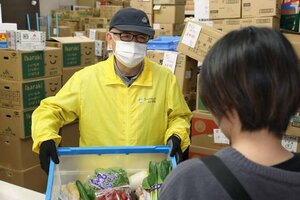 野菜や果物、パンなどをひとり親に定期的に渡して暮らしを支えるフードバンクにいがた=新潟市中央区幸町