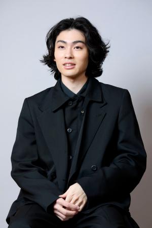 　ハムレットの城のモデルとされるデンマークのクロンボー城を訪れ「その場所やその時代の空気を感じた」と話す市川染五郎