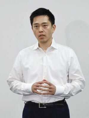 取材に応じる日本維新の会の吉村代表=15日午後、大阪府庁