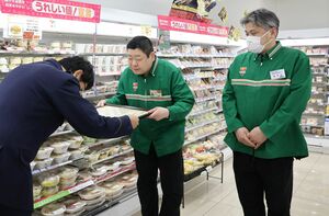 感謝状を贈呈された小林勇介さん(中央)=新潟市中央区古町通4