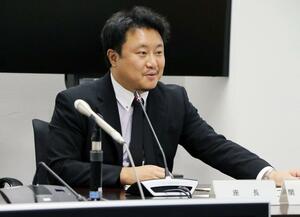 会合終了後、報道陣に説明する座長の関谷直也東大大学院教授=12月3日、県庁
