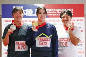 女子砲丸投げ決勝 4連覇した郡菜々佳(中央)=デンカビッグスワン
