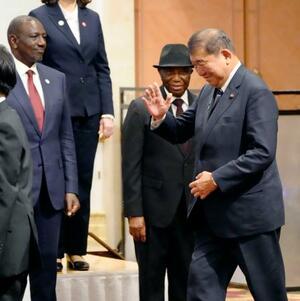 アフリカ開発会議(TICAD)の開幕を前に、各国首脳らとの写真撮影に臨む石破首相=20日午後、横浜市